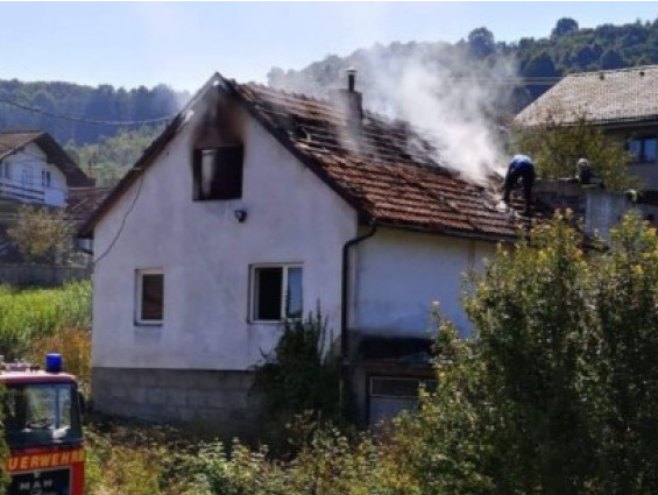 Nova paljevina u Bihaću, migranti uništili kuću (foto:Avaz) - 