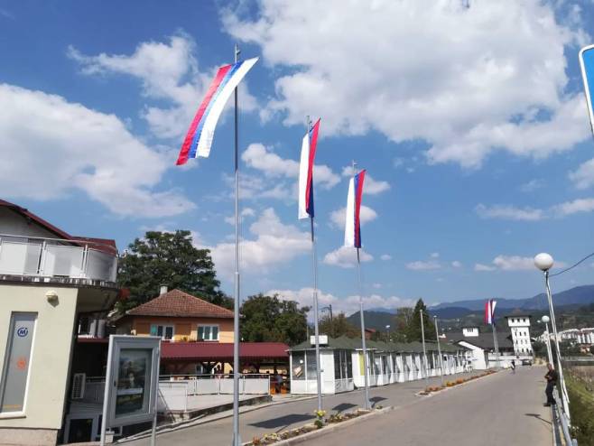 Višegrad je okićen zastavama Republike Srpske i Srbije - Foto: SRNA