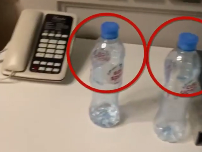 Flašice vode iz hotelske sobe Navaljnog - Foto: Screenshot