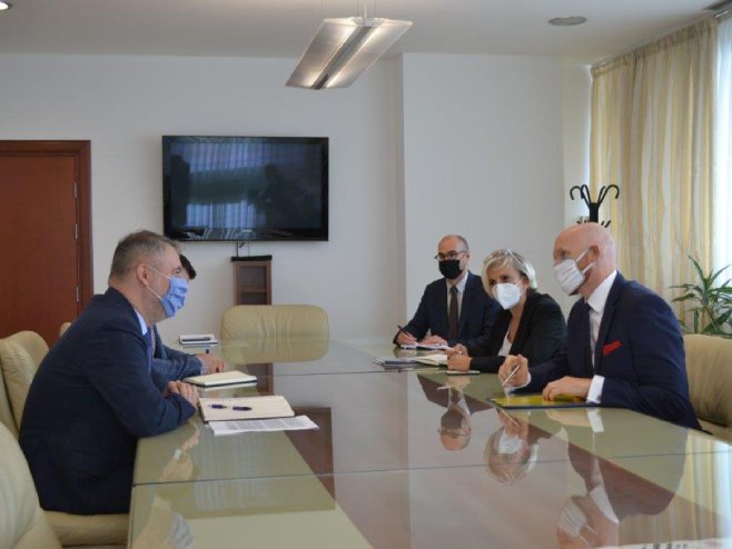 Ministar Alen Šeranić i britanski ambasador Metju Fild - Foto: SRNA