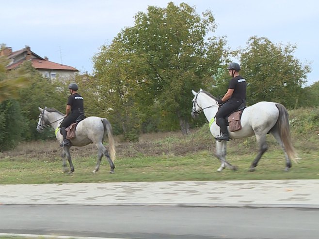 Policajci na konjima - Foto: RTRS