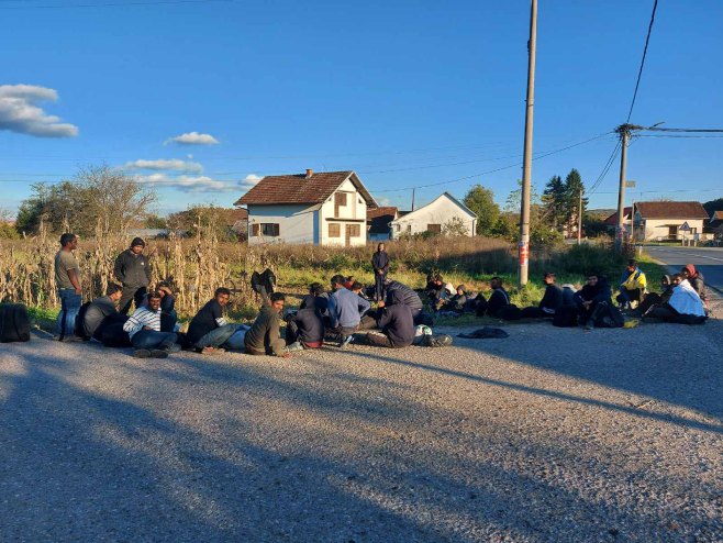 Migranti u Kozarskoj Dubici - Foto: RTRS