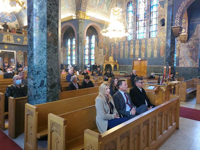 Grenel na liturgiji u hramu Svetog Save u Milvokiju - Foto: Facebook