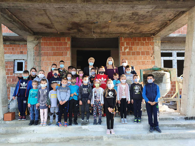 Predsjednica Cvijanović u  posjetila školu i izgradnji u Gonjem Tesliću - Foto: RTRS