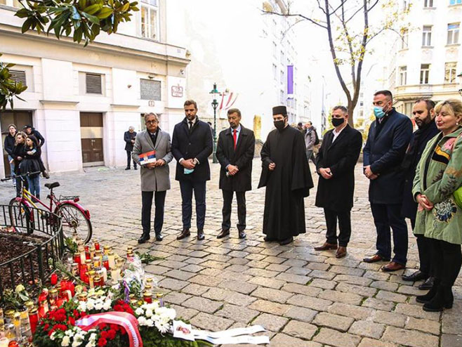 Srpska delegacija odala počast žrtvama terorističkog napada u Beču - Foto: RTRS
