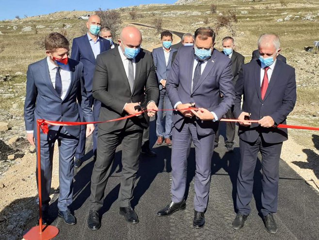 Milorad Dodik otvorio put u Gornjem Lipipku kod Gacka - Foto: RTRS