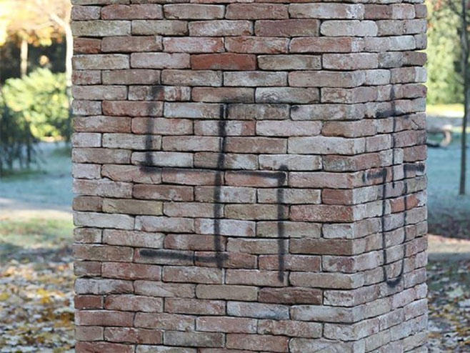 Uvredljivi grafiti na spomeniku žrtvama Holokausta (foto: PU varaždinska) - 