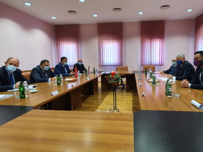 Sastanak delegacija HDZ-a BiH i SNSD-a u Mostaru - Foto: SRNA