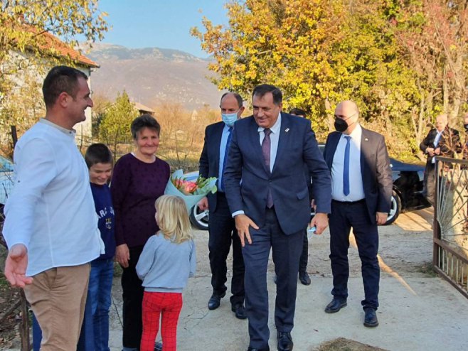 Milorad Dodik posjetio je danas povratničku porodicu Duška Šagovnovića u mjestu Željuša kod Mostara - Foto: SRNA