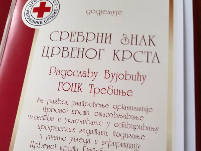 Priznanje Srebrni znak Crvenog krsta Republike Srpske - Foto: SRNA