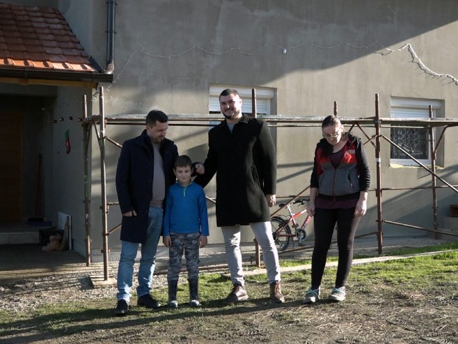 Dječak Srđan Daničić iz Šarinaca,opština Prnjavor, sa majkom Brankom i organizatorima humanitarne akcije - Foto: SRNA