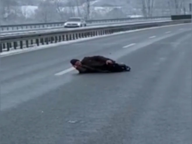Muškarac leži na auto-putu "Miloš Veliki" (autor: Uroš Mirosavić/RTS) - 
