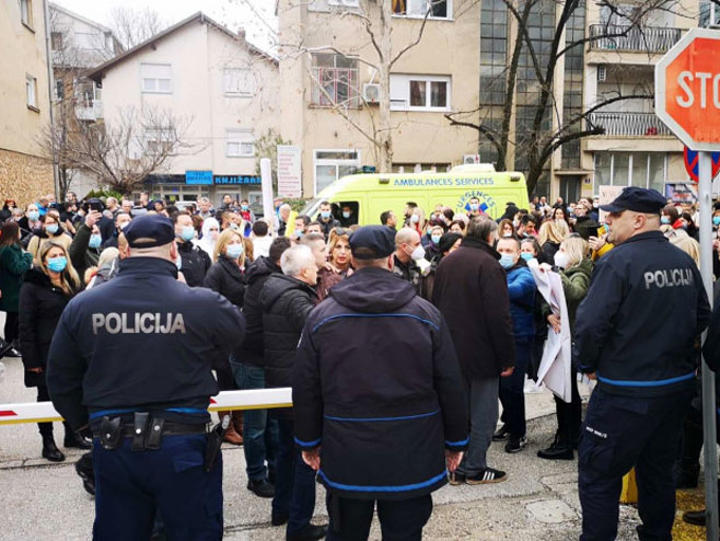 Protesti u Mostaru (foto:  M. SMAJKIĆ) - 
