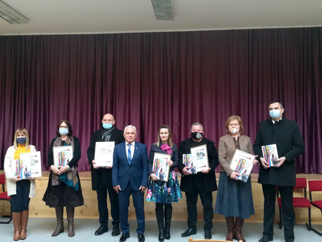 Zahvalnice gradonačelniku i školama za pomoć srbima sa Kosmeta - Foto: RTRS