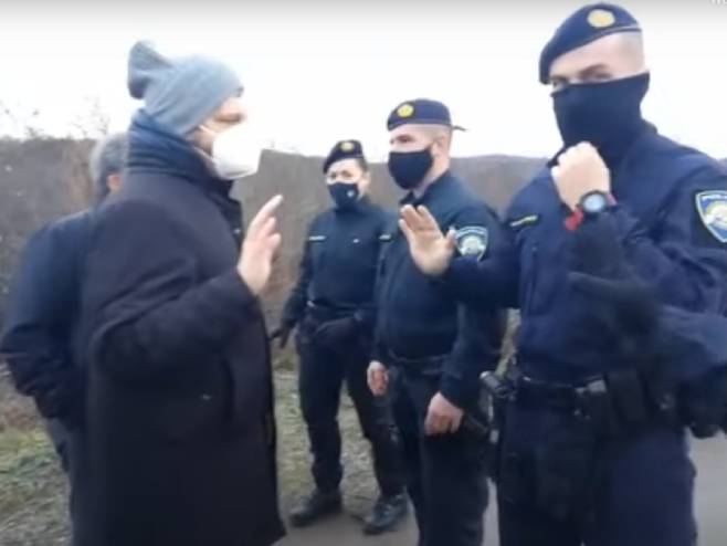 Hrvatska policija i zvaničnici EU na granici s BiH (Foto: AVVENIRENEI) - Foto: Screenshot/YouTube