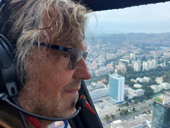 Emir Kusturica helikopterom leti iznad Sarajeva - Foto: SRNA