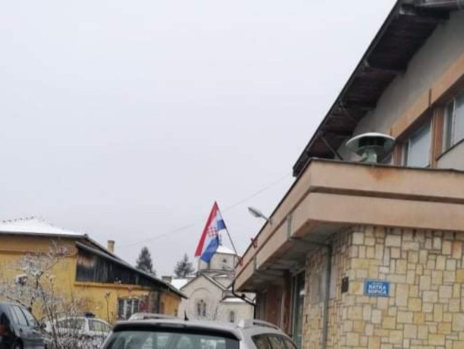 Drvar: Zastava Herceg Bosne na zgradi Policijske uprave - Foto: RTRS