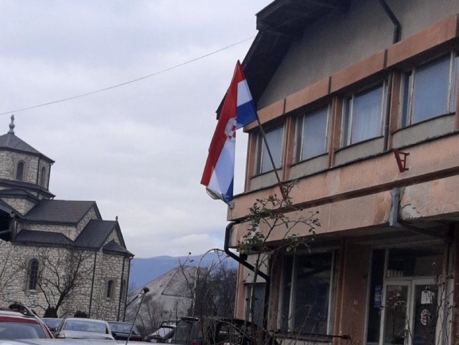 Drvar: Zastava Herceg Bosne na zgradi Policijske uprave - Foto: RTRS
