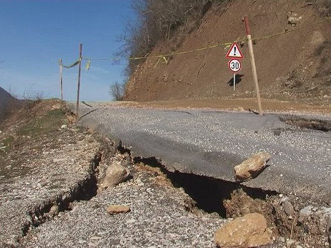 Pokrenula se klizišta na putu Foča - Šćepan Polje (VIDEO)