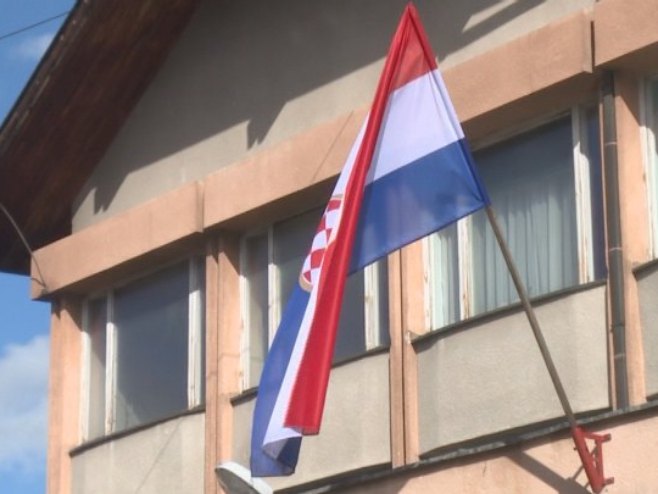 Drvar: Zastava Herceg Bosne na zgradi Policijske uprave - Foto: RTRS