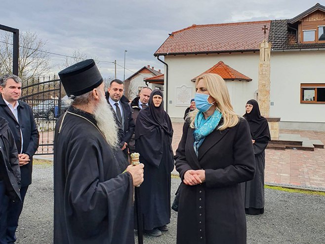 Željka Cvijanović u posjeti manastiru Jasenovac - Foto: RTRS