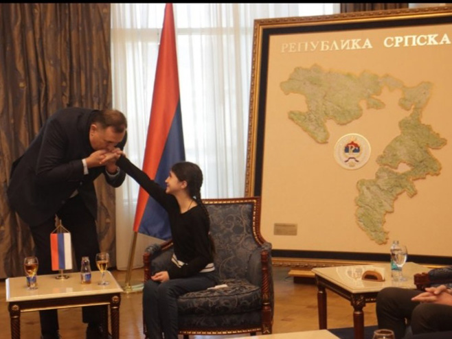 Milorad Dodik  sa glumcima "Dara iz Јasenovca" - Foto: RTRS