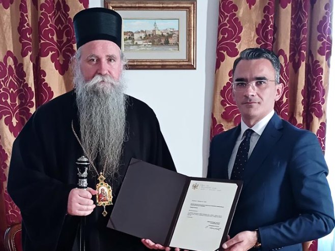 Leposavić uručio priznanje episkopu Јoanikiju (foto: eparhija.me) - 