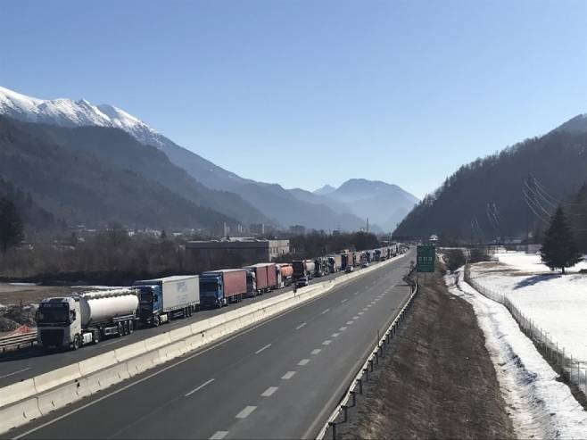 Kolone na graničnom prelazu između Slovenije i Austrije (Foto: Petra Mlakar) - 