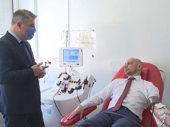 Milan Petković prvi donor krvne plazme - Foto: RTRS
