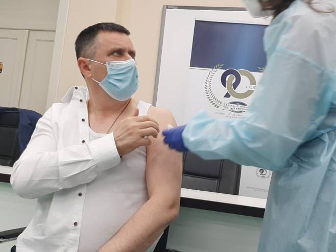 Vlado Đajić se vakciniše - Foto: RTRS