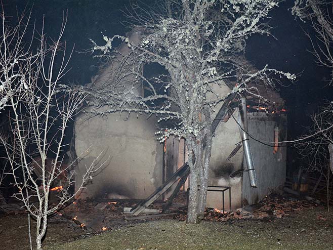 Izgorjela vikendica u Miljevini - Foto: SRNA