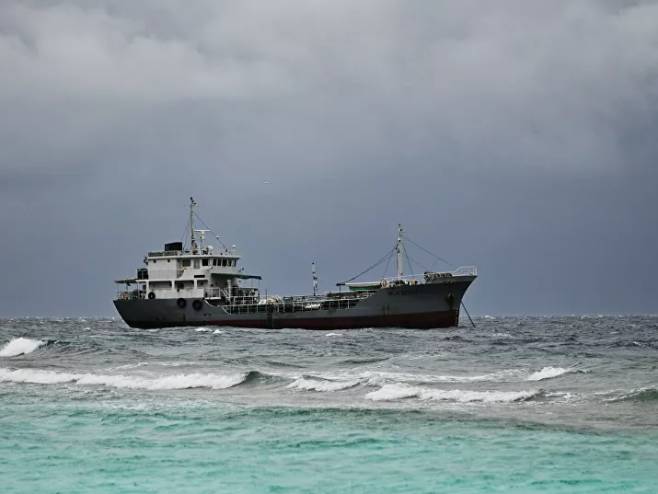 Snimljen brod koji lebdi iznad mora (Foto: rs-lat.sputniknews.com) - 
