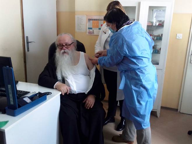 Mitropolit dabrobosanski Hrizostom primio je vakcinu protiv virusa korona - Foto: SRNA