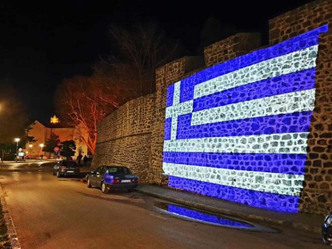 Zidine Starog grada u Trebinju u bojama grčke zastave (Foto: Instagram) - 