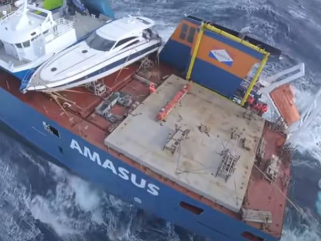 Teretni brod zahvatilo nevrijeme, objavljen dramatičan snimak spasavanja posade - Foto: Screenshot/YouTube