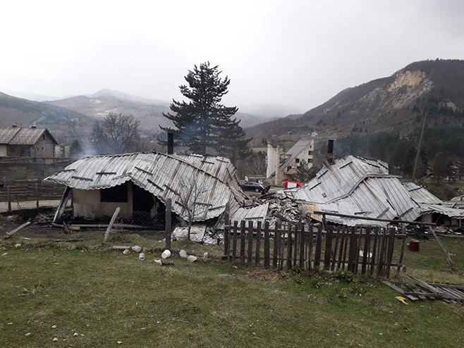 Miljevina - izgorjele barake - Foto: SRNA