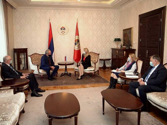 Željka Cvijanović sa penzionerima (Foto: Kabinet predsjednice) - 