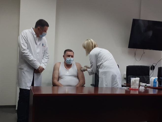 Dodik primio vakcinu - 