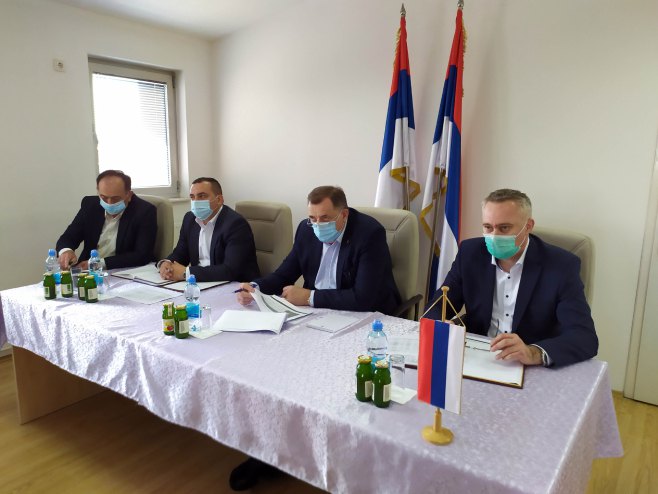 Dodik i Pašalić sa predstavnicima poljoprivrednika - Foto: SRNA