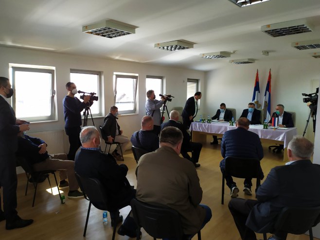 Dodik i Pašalić sa predstavnicima poljoprivrednika - Foto: SRNA