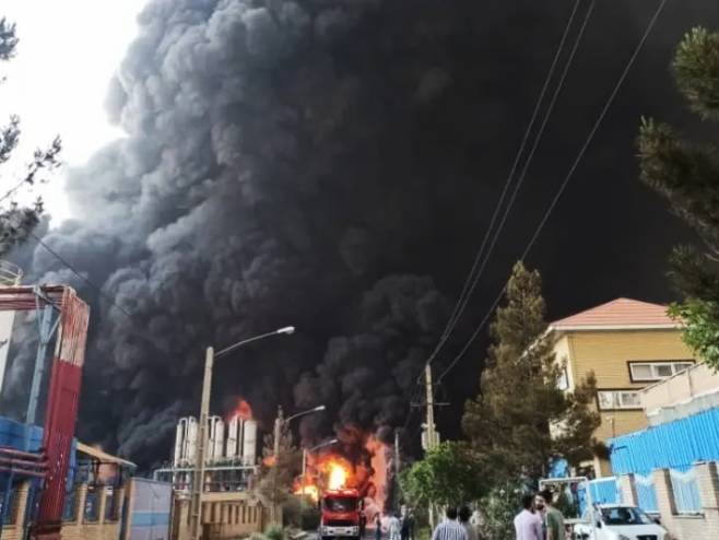 Požar u fabrici hemije Movaledan u iranskom gradu Kom (Foto:  TASNIM NEWS AGENCY) - 