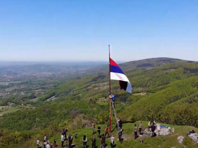Promijenjena zastava Srpske na Kozaračkom kamenu - Foto: Screenshot/YouTube