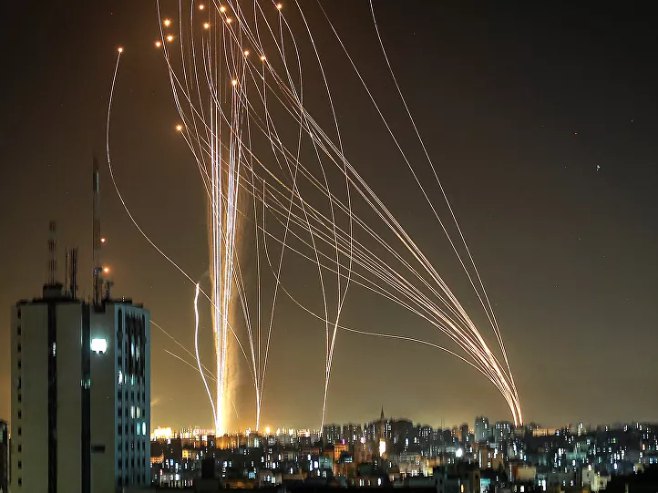 Izraelska vojska odbija napad na Tel Aviv (Foto: rs.sputniknews.com) - 