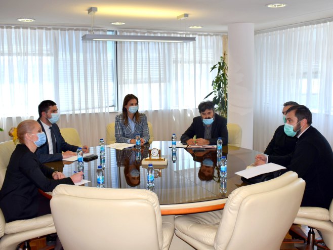 Natalija Trivić na sastanku sa rektorom fočanske Bogoslovije - Foto: RTRS