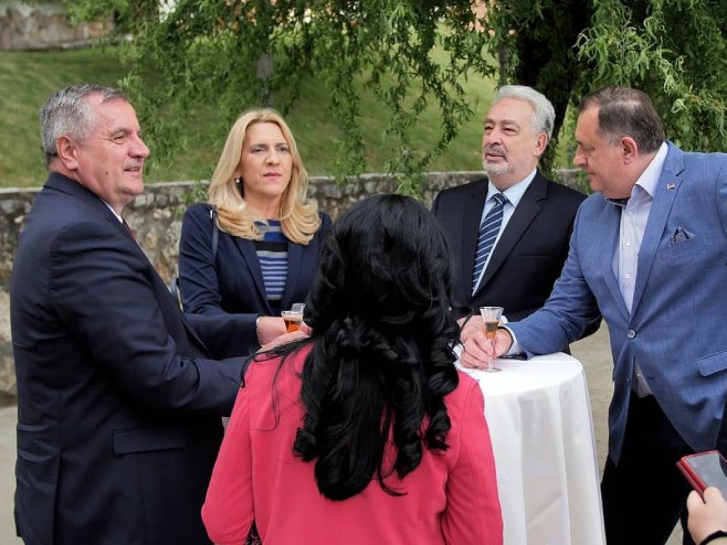 Dobrodošlica za Krivokapića (foto: instagram.com/zeljka.cvijanovic) Dobrodošlica za Krivokapića (foto: instagram.com/zeljka.cvijanovic) -