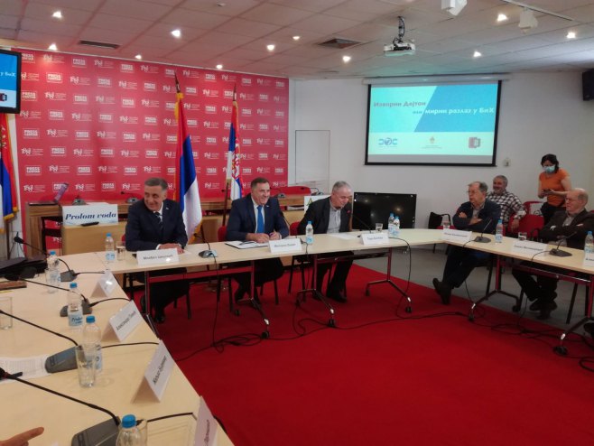 Dodik na tribini u Beogradu - Foto: RTRS