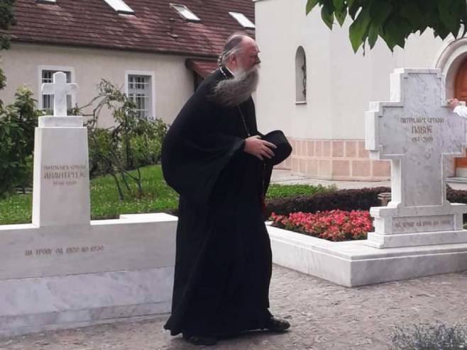 Mitropolit Jonikije posjetio grob patrijarha Pavla - Foto: Facebook