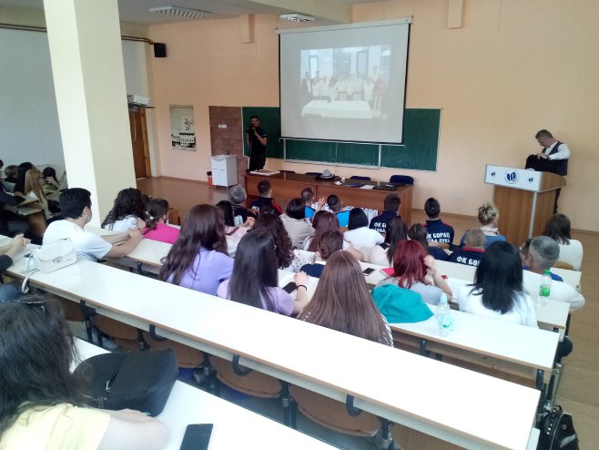 Predavanje u amfiteatru Medicinskog fakulteta Predavanje u amfiteatru Medicinskog fakulteta - Foto: SRNA