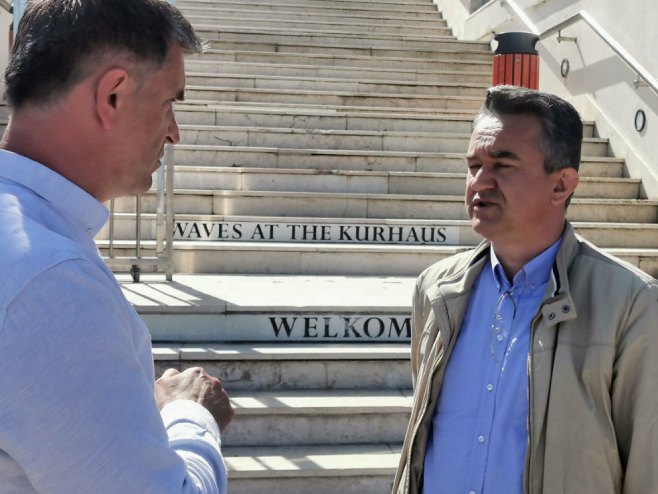 Novinar RTRS-a u kratkom susretu sa Darkom Mladićem - Foto: RTRS