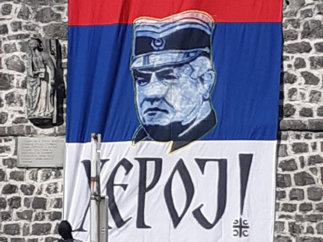 Trebinje:Trobojka sa likom Ratka Mladića - Foto: RTRS